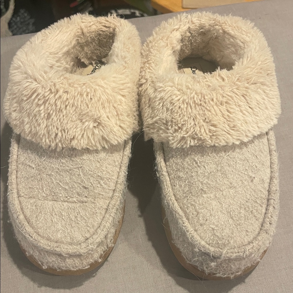 Dearfoams Cream Plush Slippers